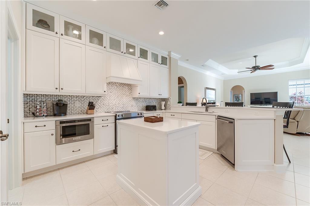 8860 New Castle Dr Property Photo 17