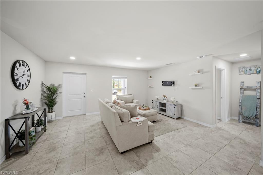 2818 43rd St W Property Photo 3