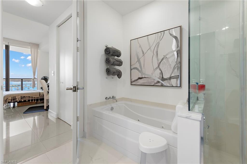 3000 Oasis Grand Blvd Property Photo 19