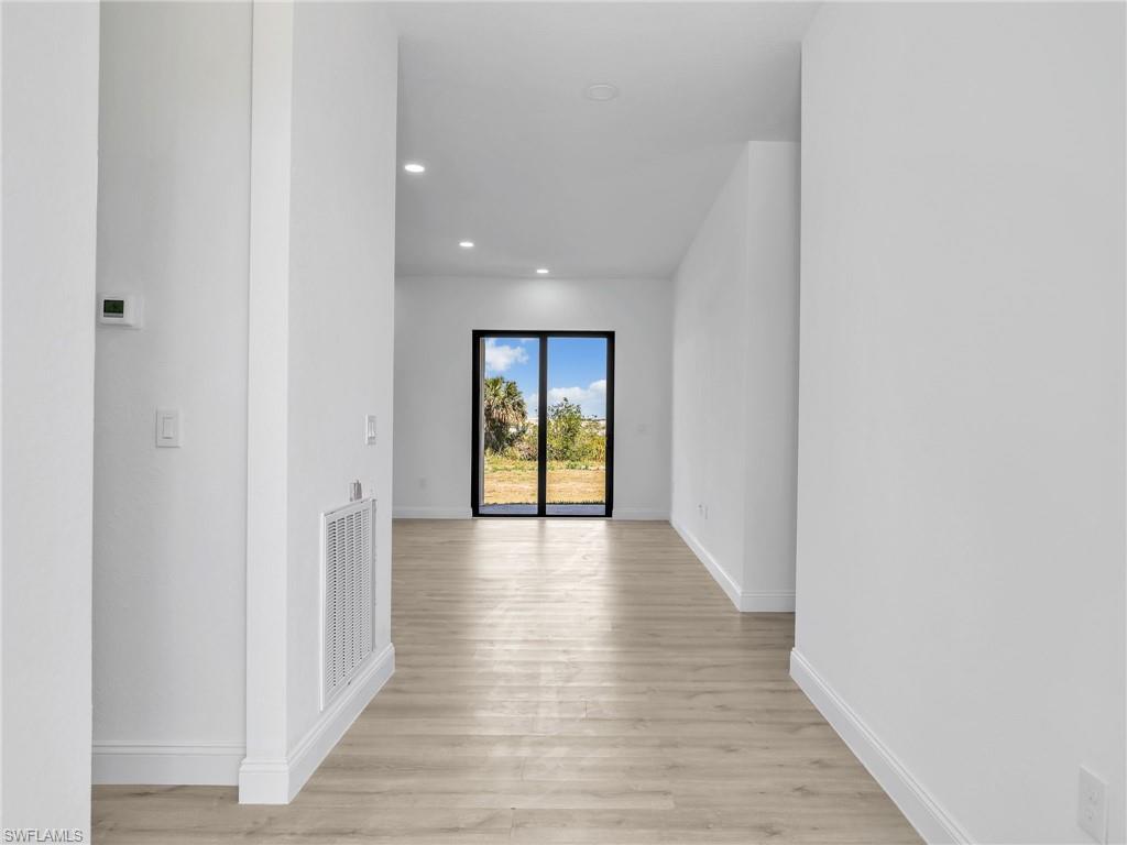 633 Cane St E Property Photo 3