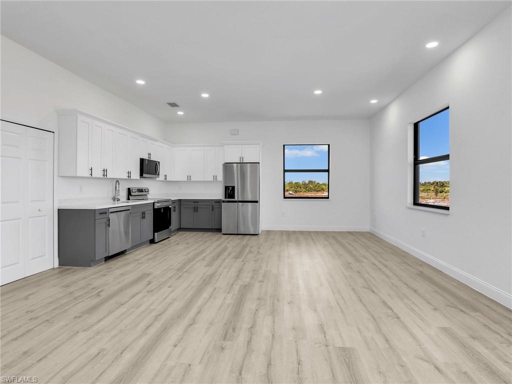 633 Cane St E Property Photo 6