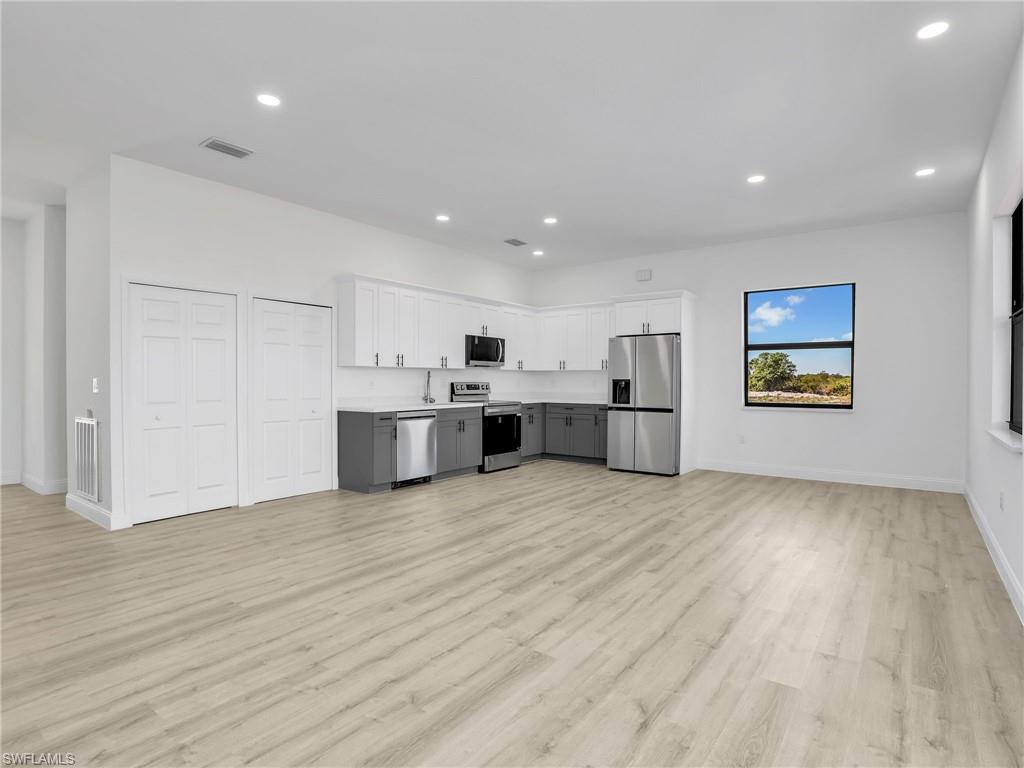 633 Cane St E Property Photo 7