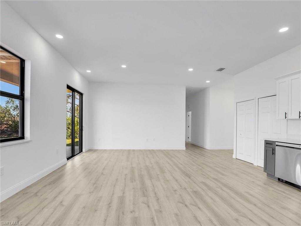 633 Cane St E Property Photo 9