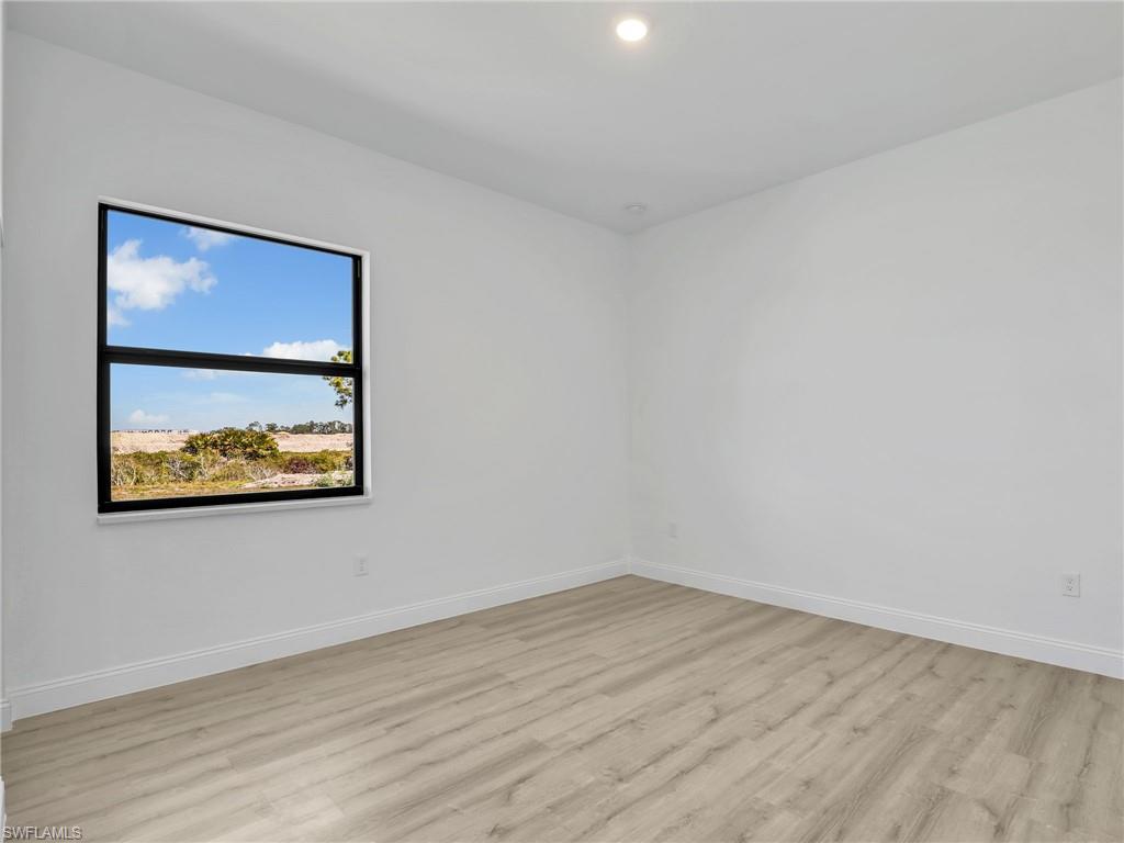 633 Cane St E Property Photo 13