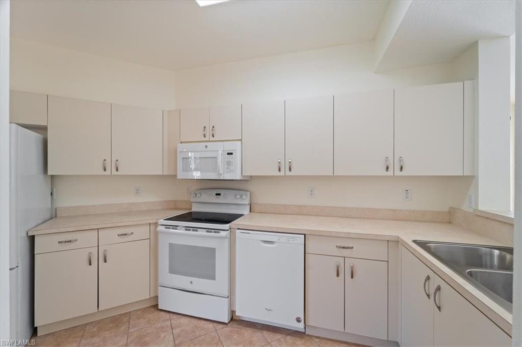 6560 Huntington Lakes Cir # 102 Property Photo 8