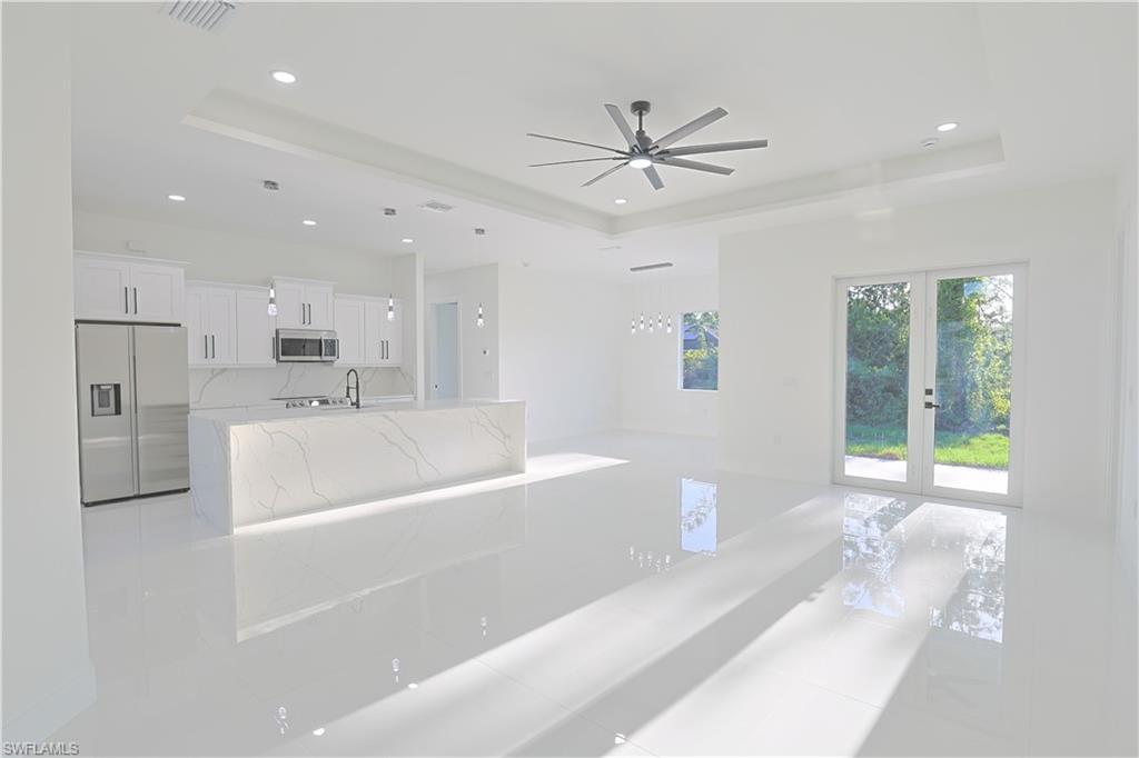 677 Delmonico St Property Photo 3