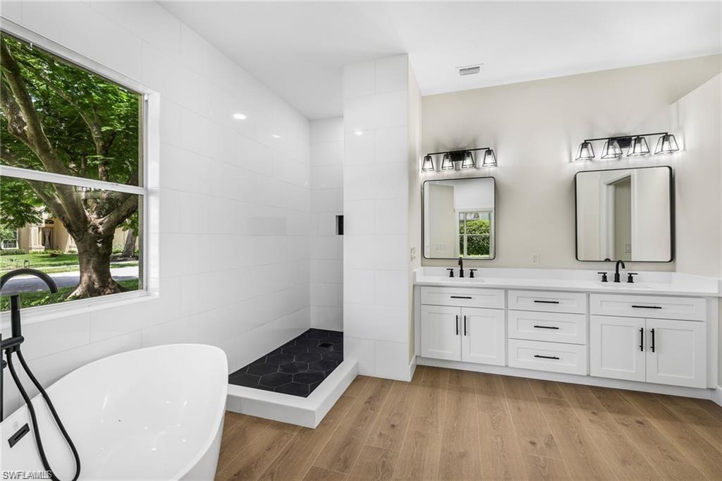 11001 Sea Tropic Ln Property Photo 8