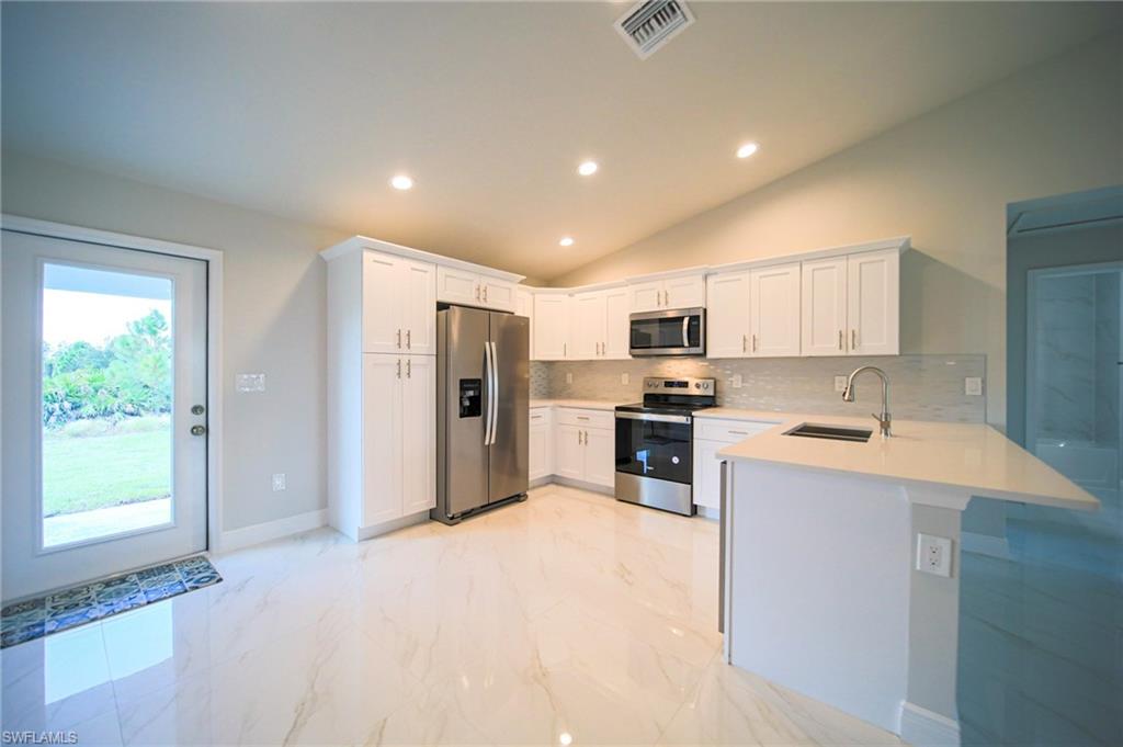 1126 Bari St E Property Photo 3