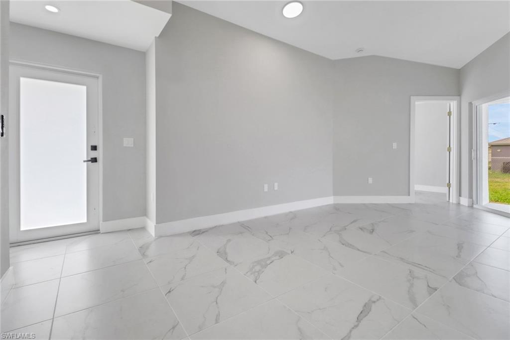 912-914 Ainsworth St W Property Photo 5