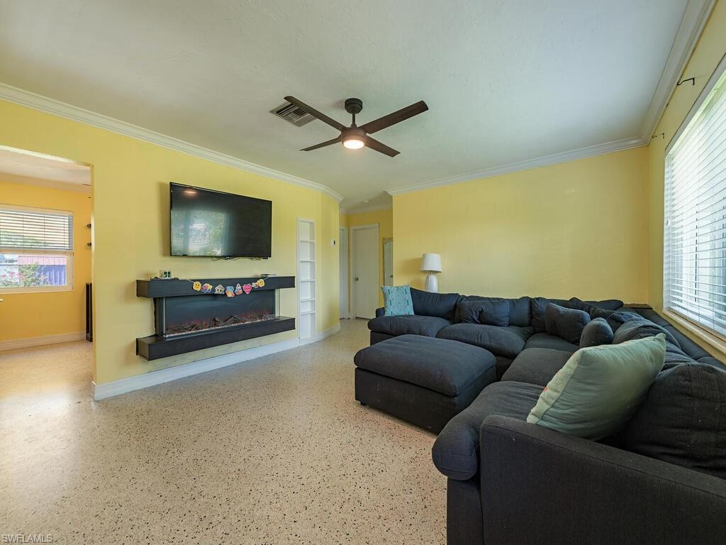 5521 Shaddelee Ln W Property Photo 3