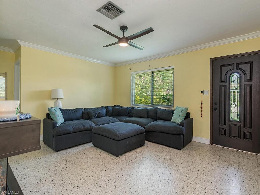 5521 Shaddelee Ln W Property Photo 4