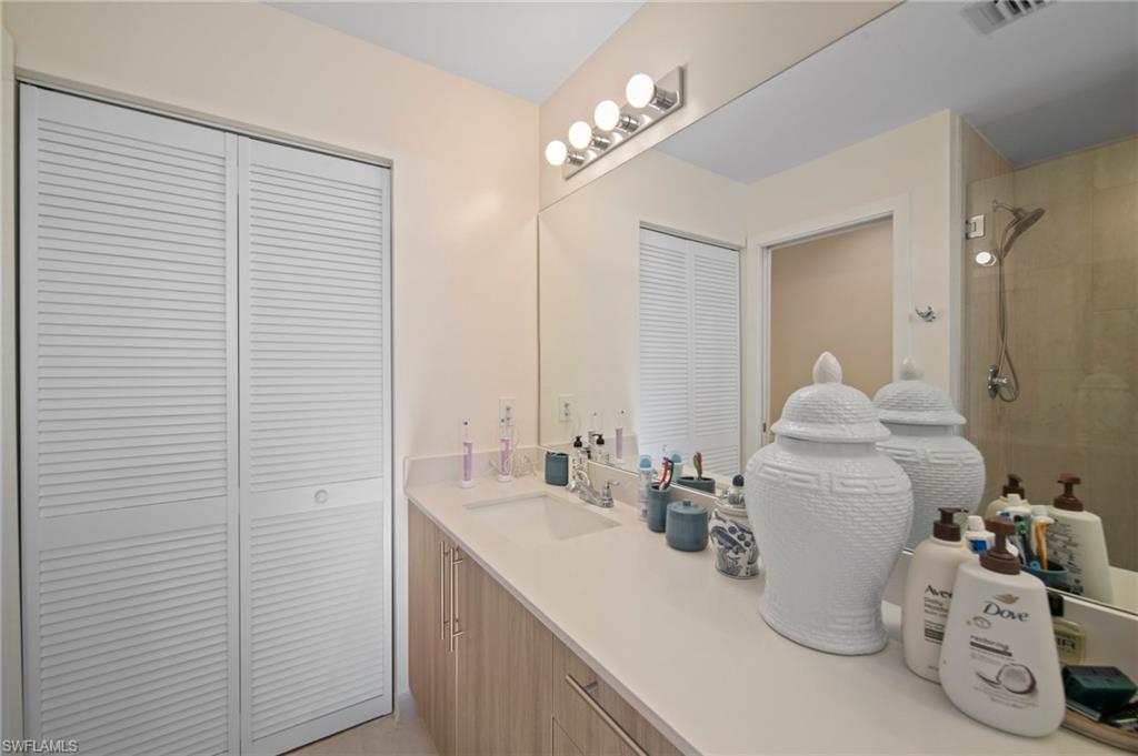 15901 Royal Pointe Ln # 301 Property Photo 9