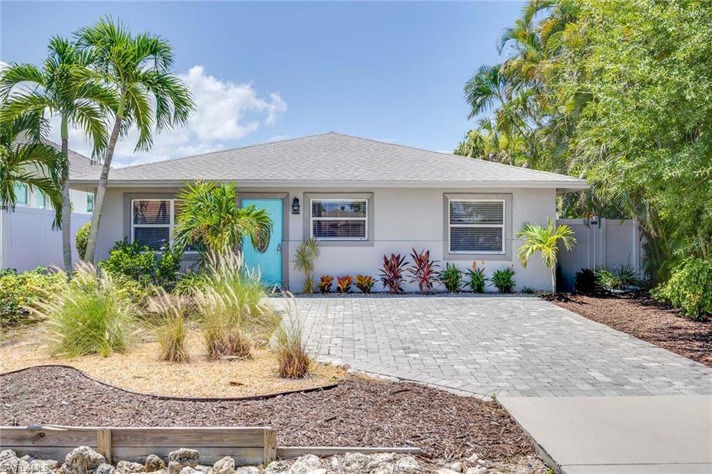 736 94th Ave N Property Photo 1