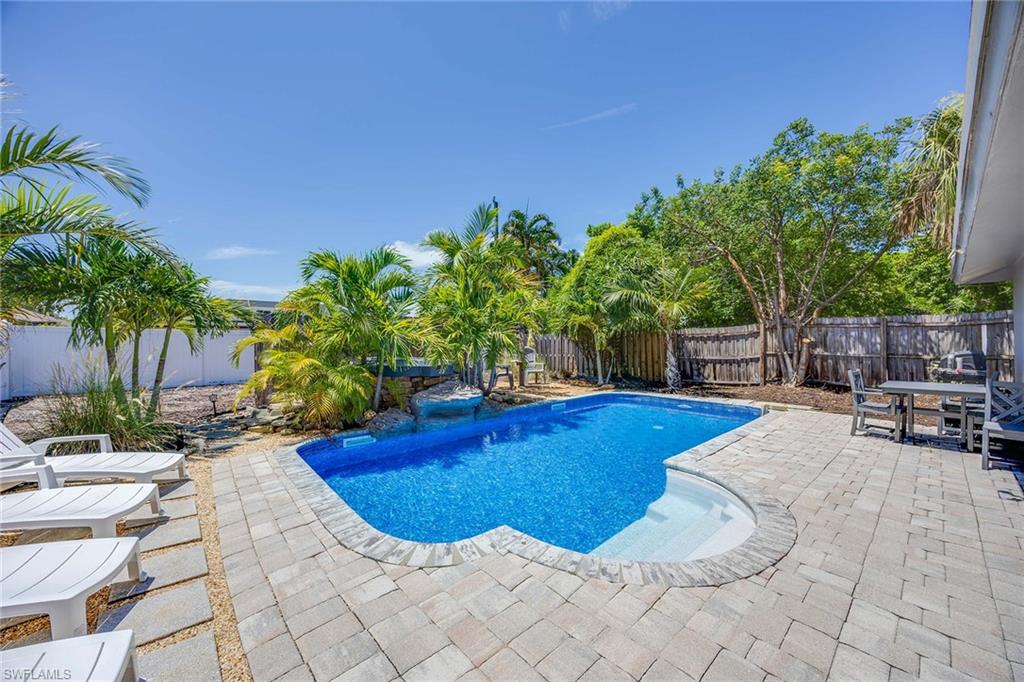 736 94th Ave N Property Photo 3