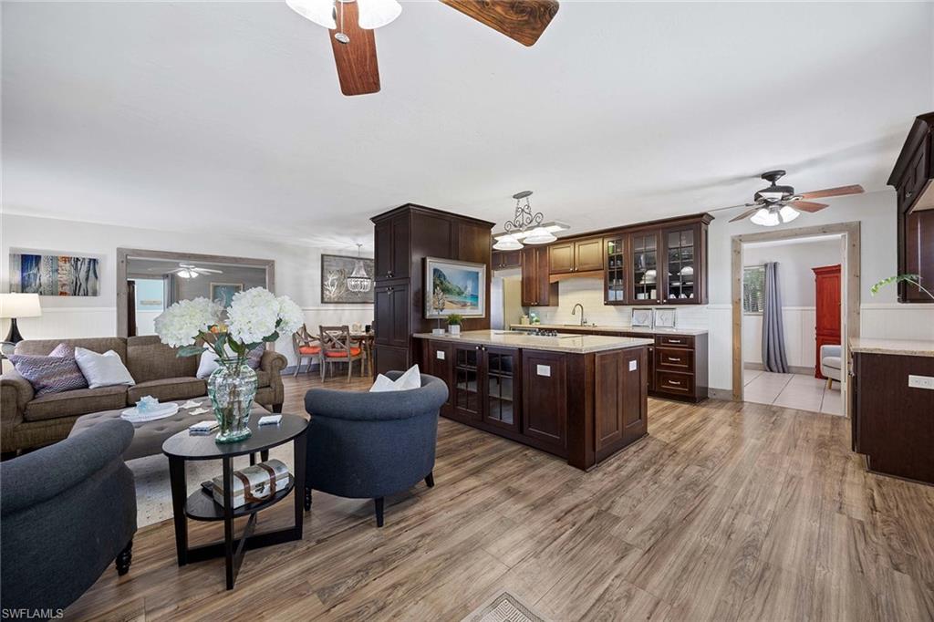 736 94th Ave N Property Photo 6