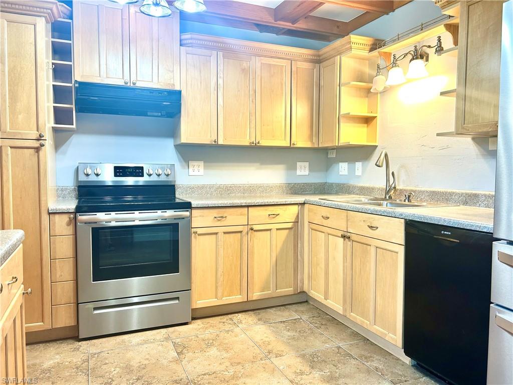 652 NE 15th CT Property Photo 1