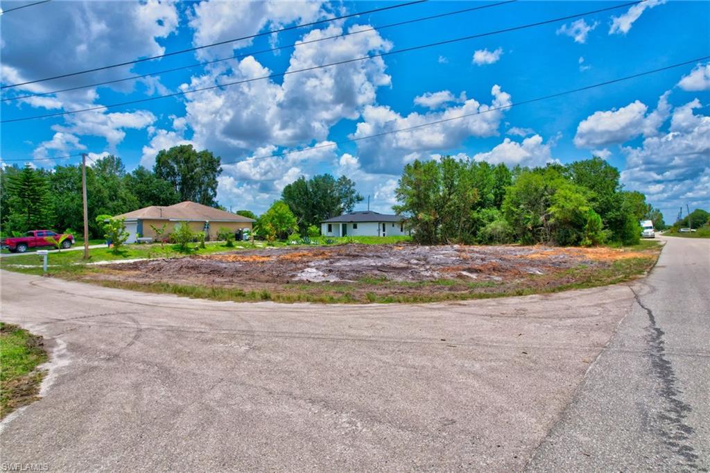 451 Rathburn St Property Photo 4