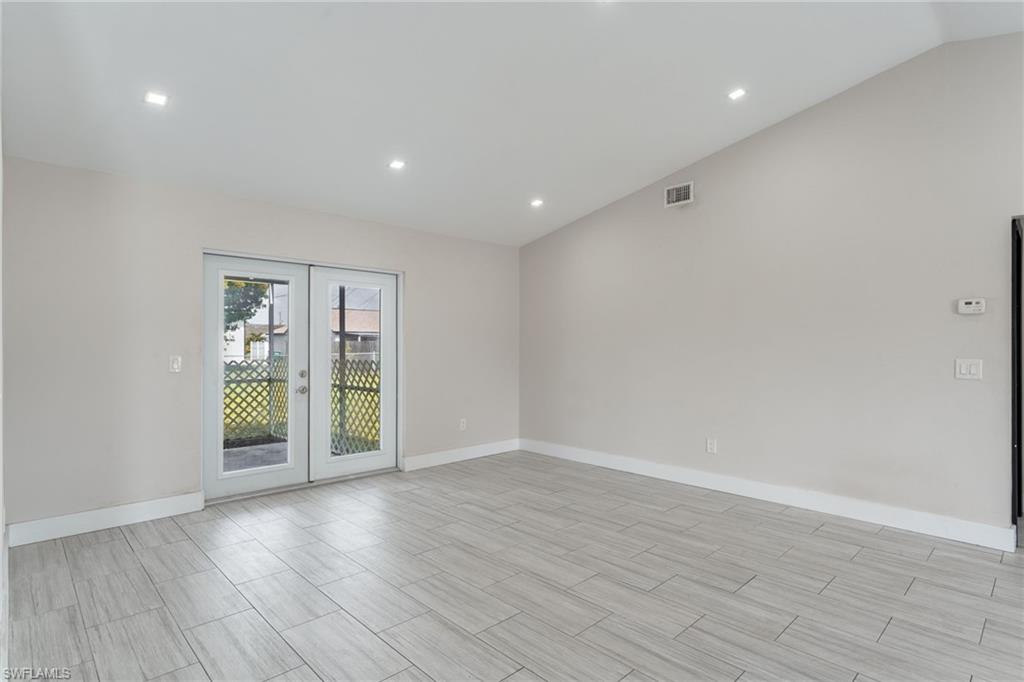 105 Ne 9th Pl Property Photo 3