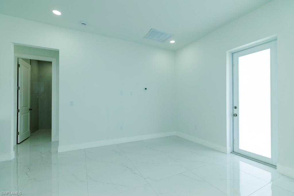 2501 26th St W Property Photo 4