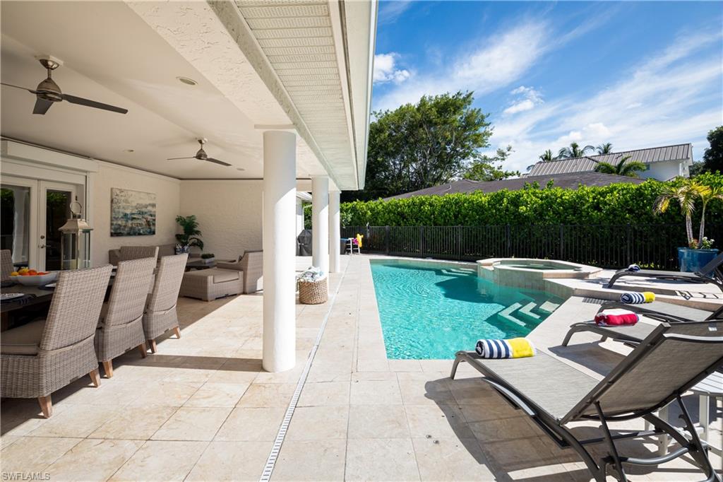 420 Palm Cir E Property Photo 13