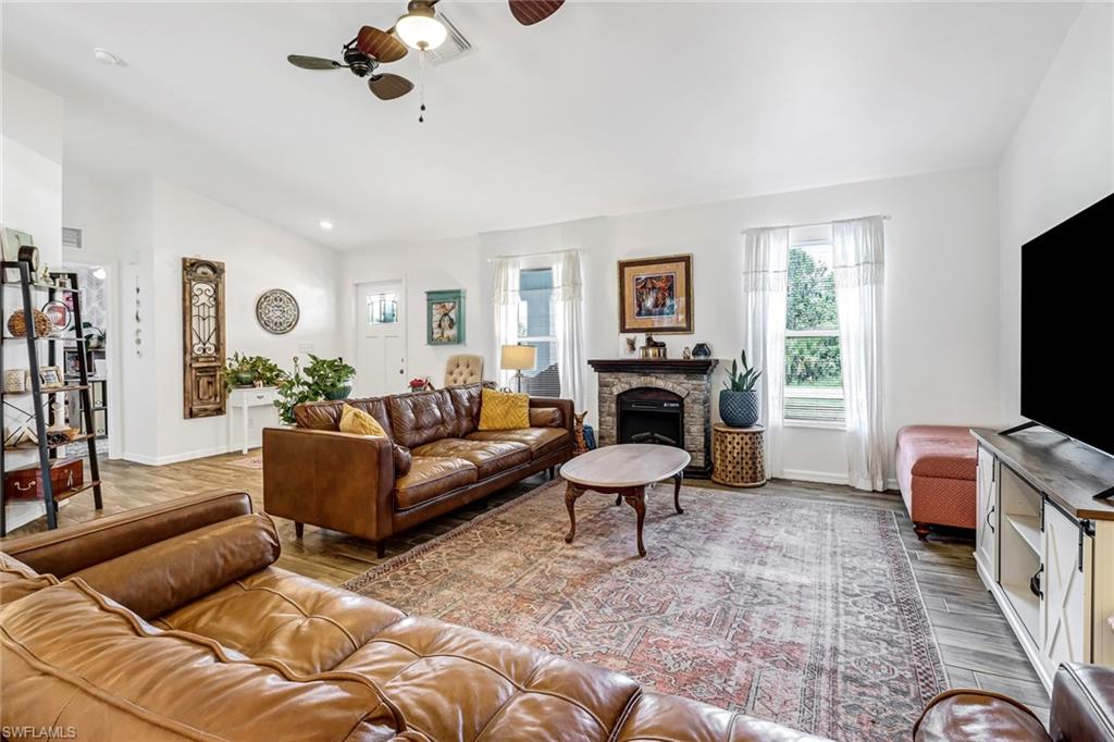 6104 Holt Ct Property Photo 4