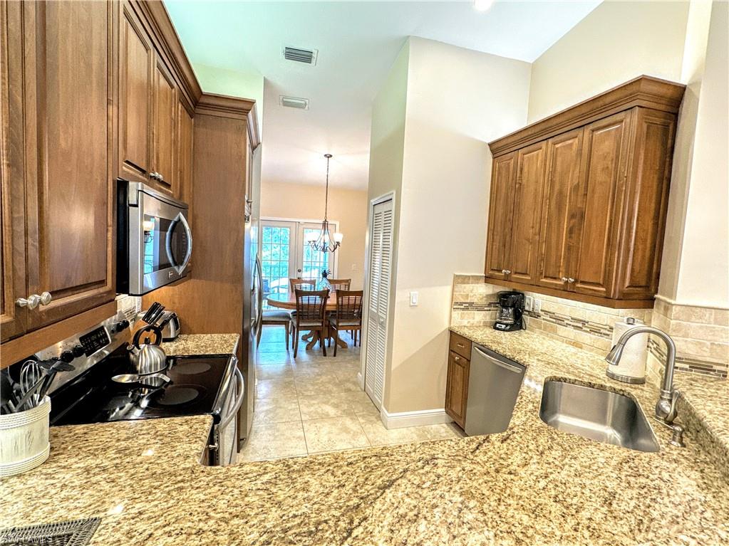 7066 Barrington Cir 201 Property Photo 4