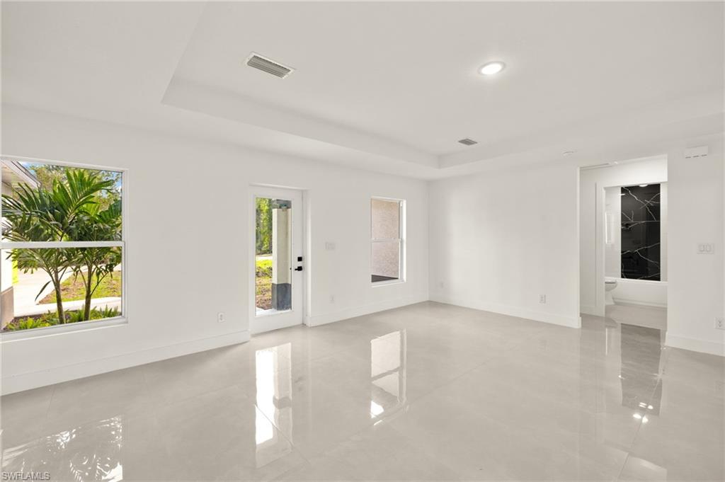614 Ames St E Property Photo 8