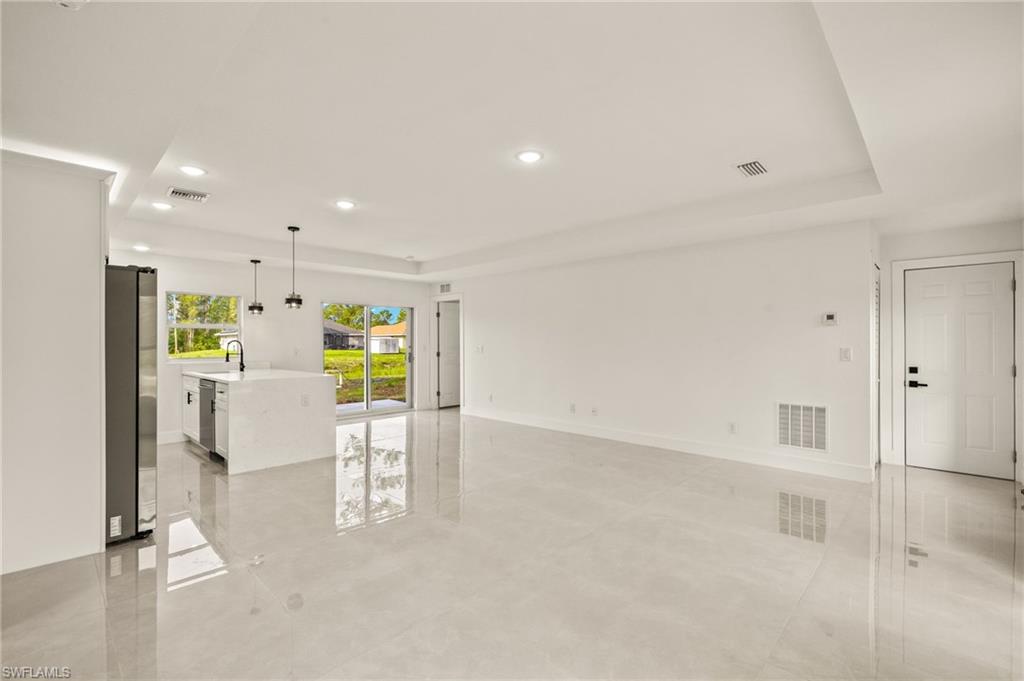 614 Ames St E Property Photo 10