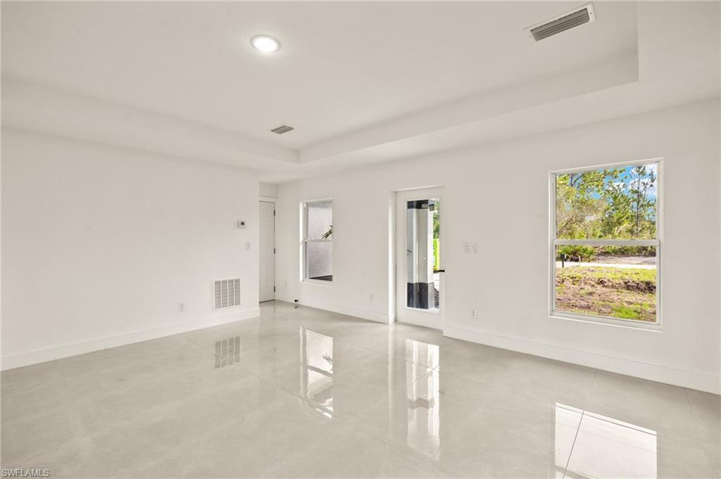 614 Ames St E Property Photo 11