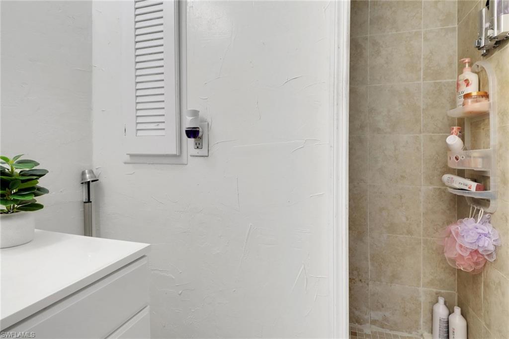 31 Ne 16th Pl # B Property Photo 38