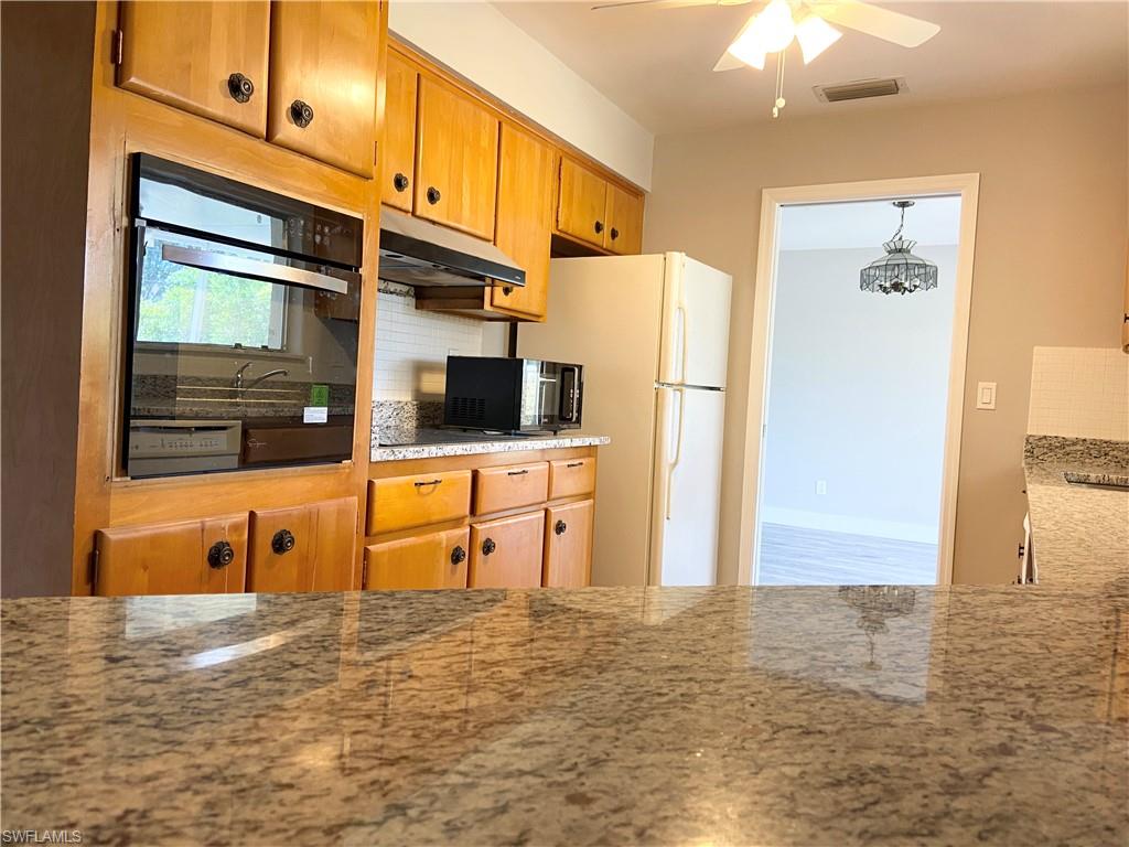 228 SE 43rd TER Property Photo 1