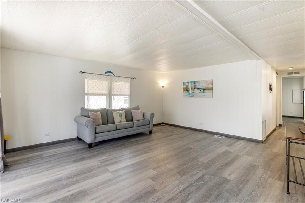 952 Days Ln Property Photo 7