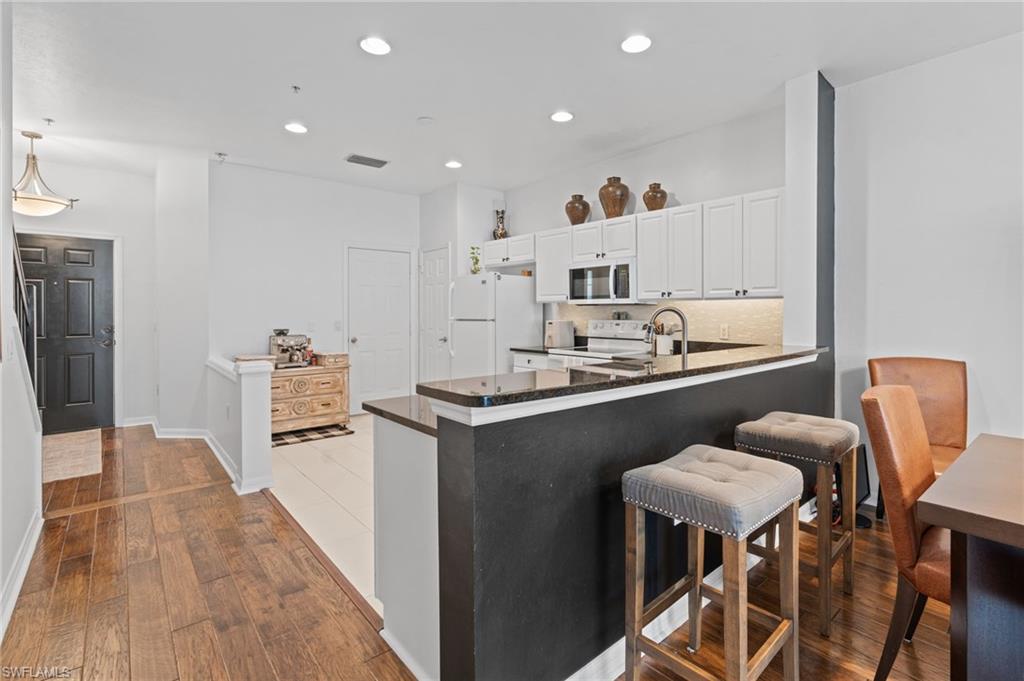 941 Hampton CIR # 109