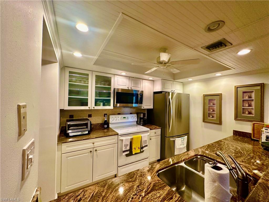 555 Park Shore Dr B403 Property Photo 7