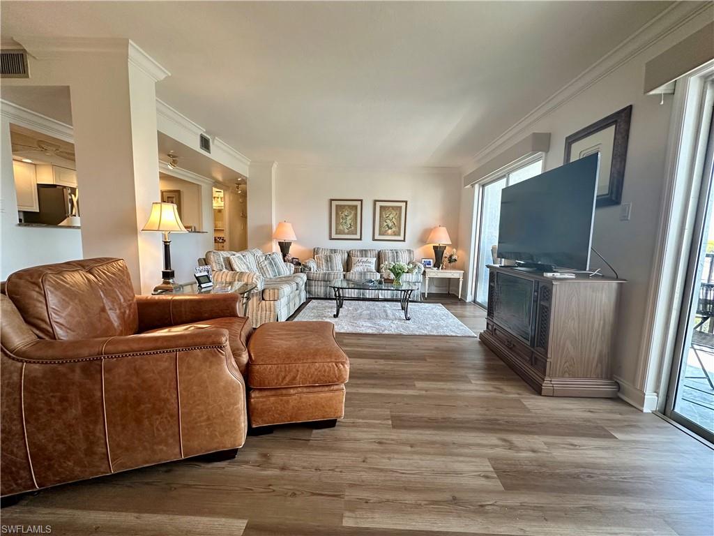 555 Park Shore Dr B403 Property Photo 18
