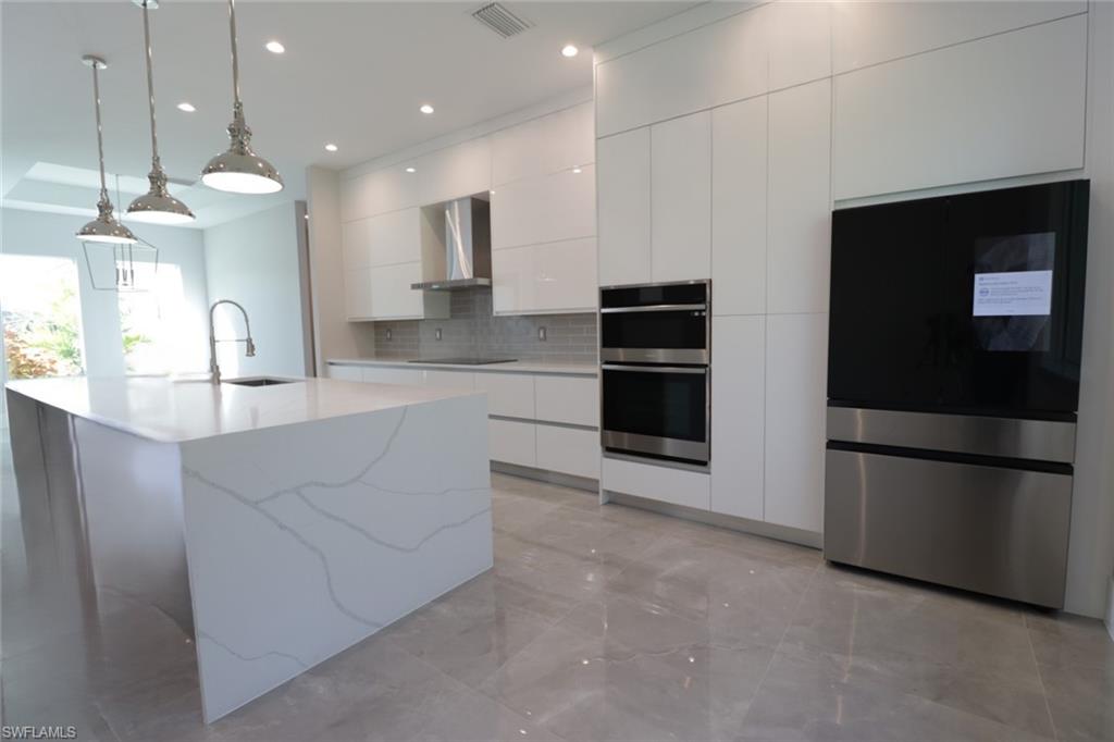 2461 Golden Gate Blvd E Property Photo 7