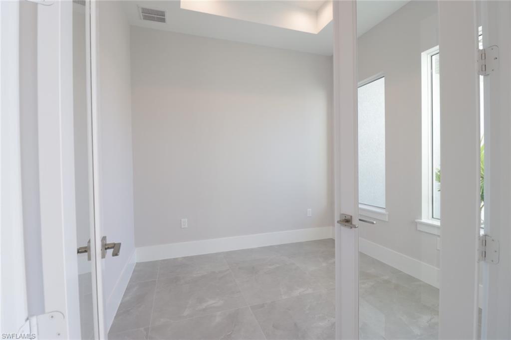 2461 Golden Gate Blvd E Property Photo 10