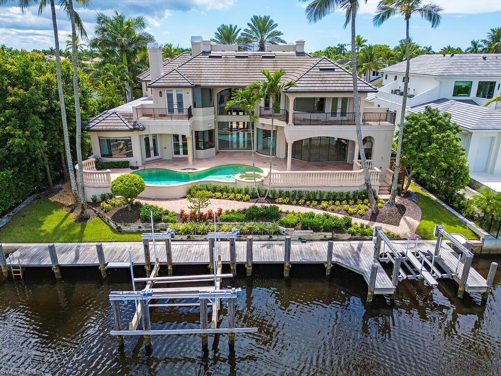 651 21st Ave S Property Photo 3