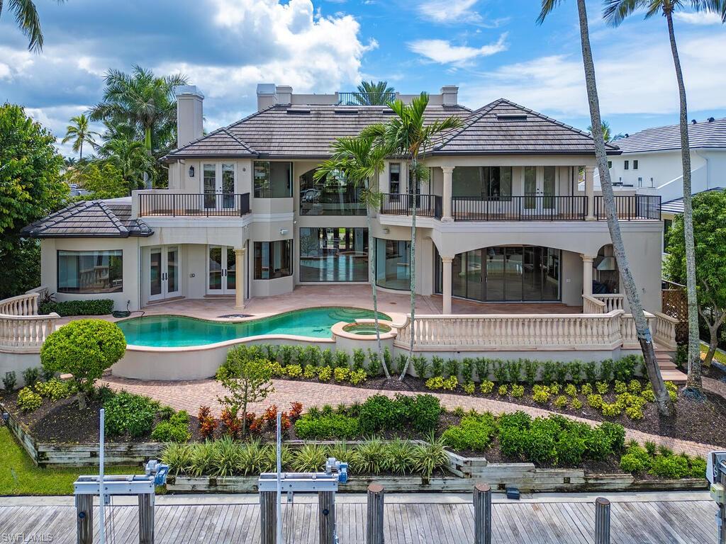 651 21st Ave S Property Photo 4