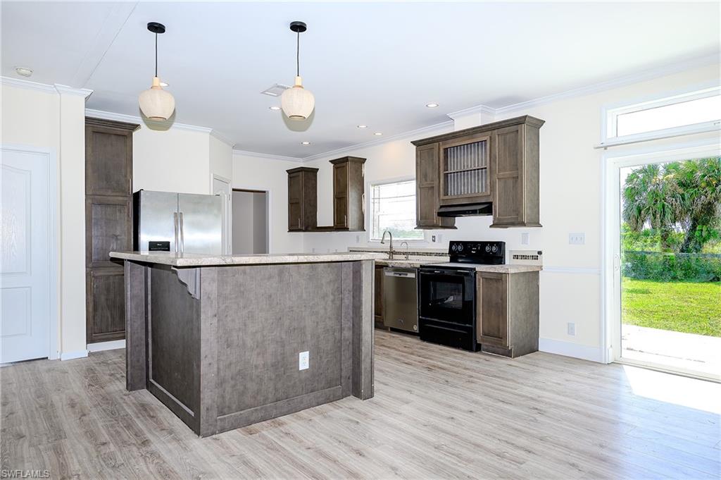 4660 43rd Ave Ne Property Photo 4