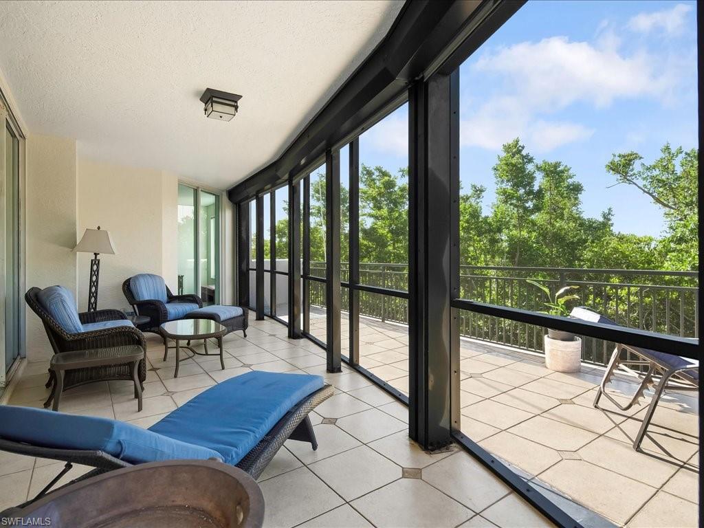 425 Cove Tower Dr 304 Property Photo 3