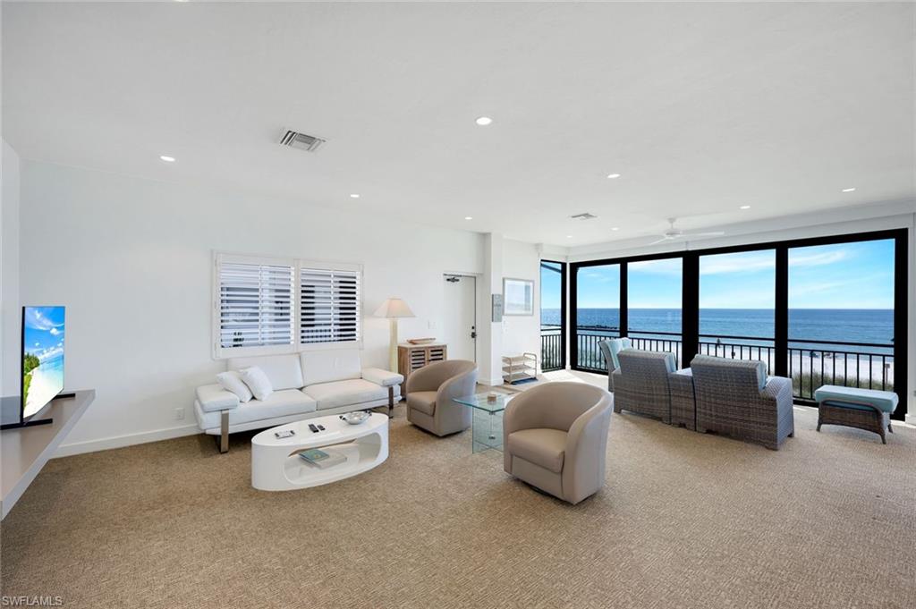 2211 Gulf Shore Blvd N C4 Property Photo 3