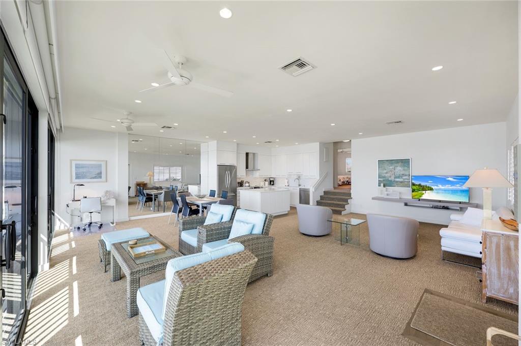 2211 Gulf Shore Blvd N C4 Property Photo 6