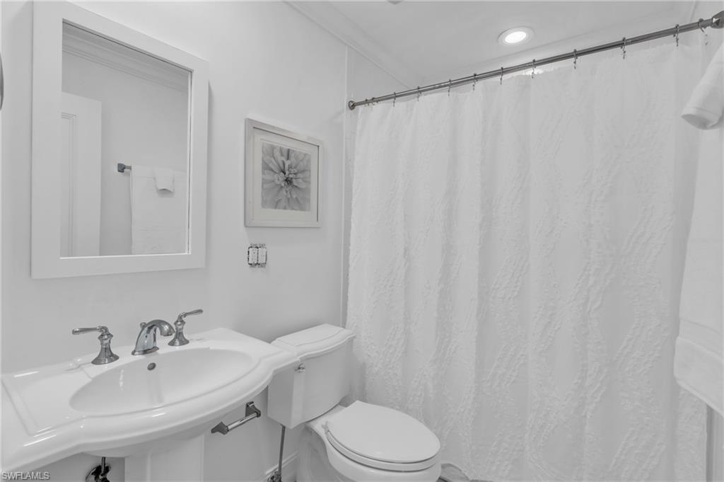271 Broad Ave S 203 Property Photo 8
