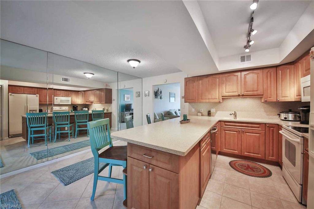 68 Marco Villas Dr R-5 Property Photo 4