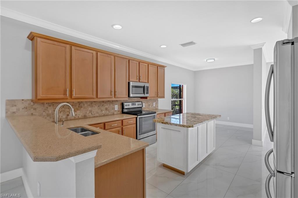 2822 Inlet Cove Ln W Property Photo 6