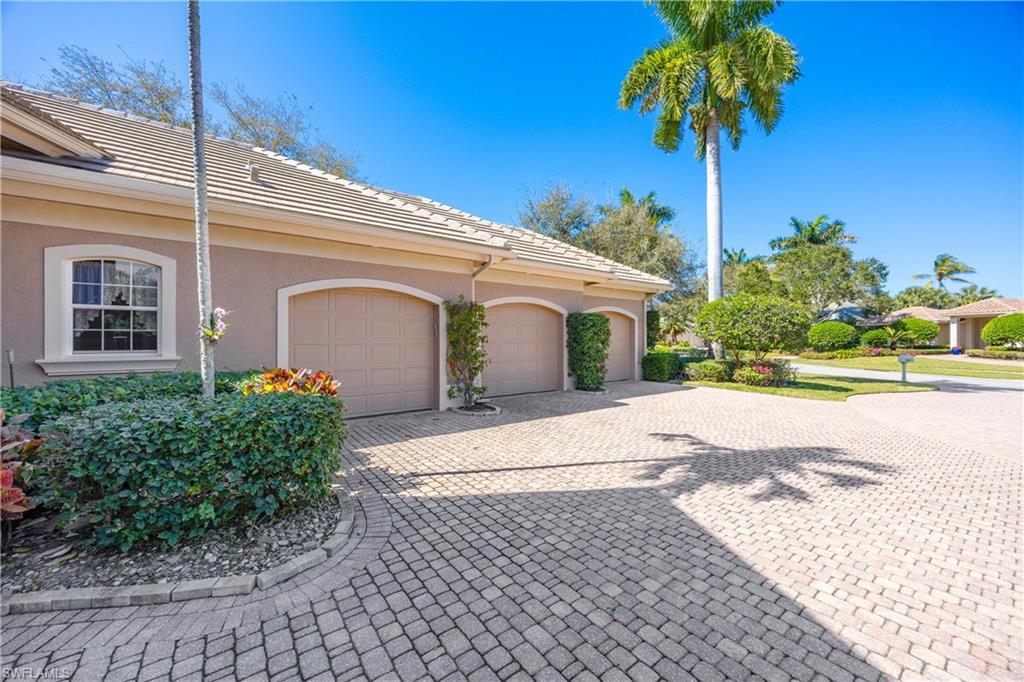 1687 Persimmon Dr Property Photo 3