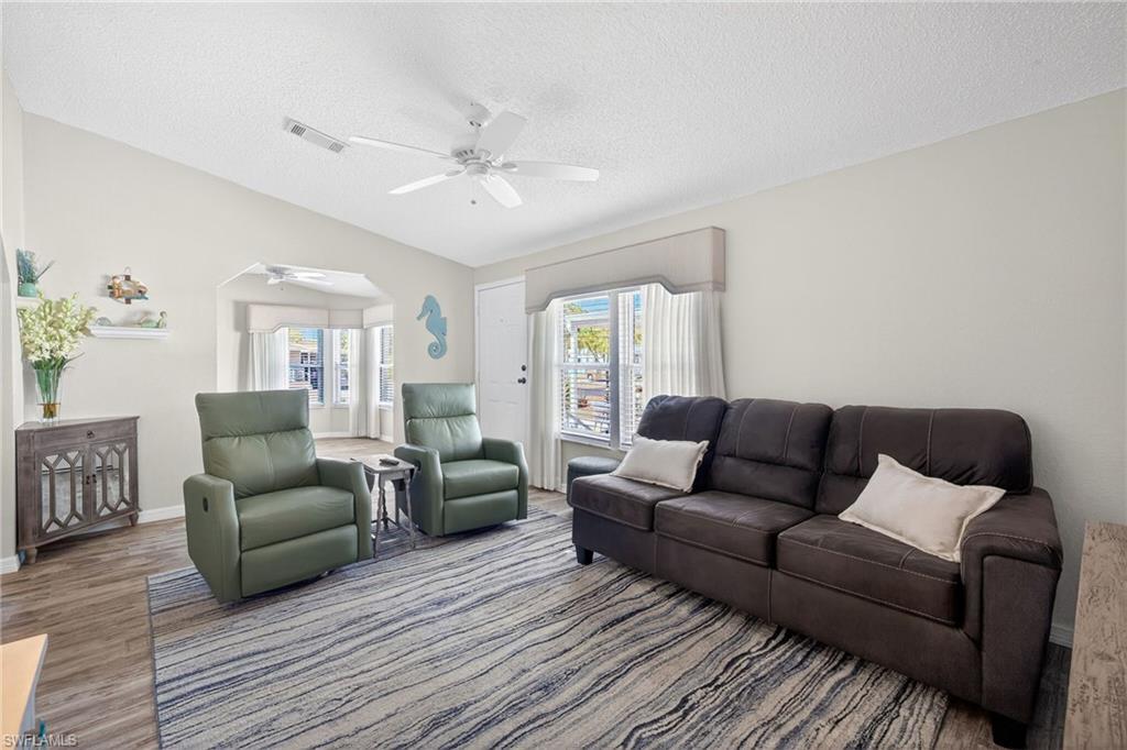 10390 Wales Loop Property Photo 3