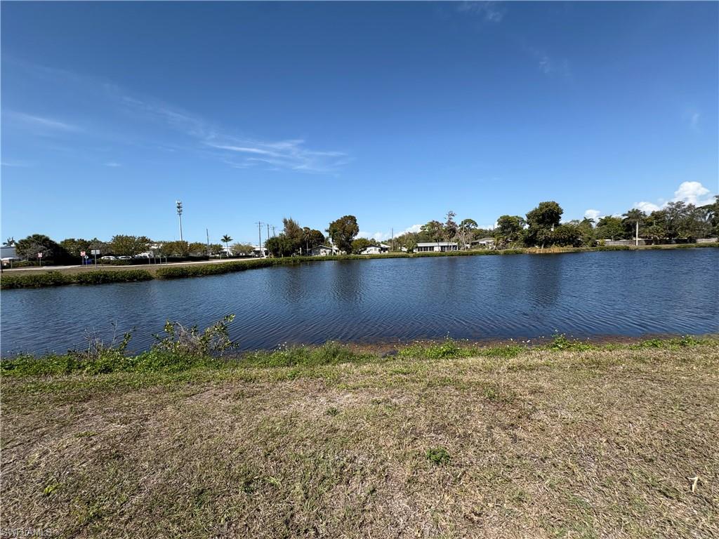 2500 Lee St Property Photo 3