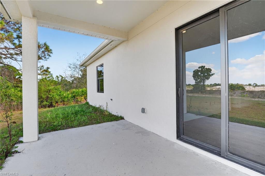 633 Cane St E Property Photo 4